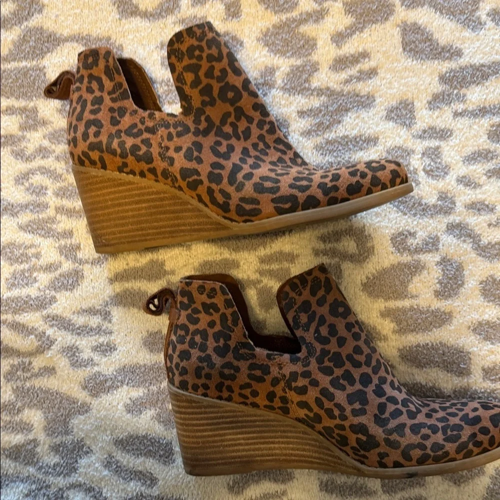 Toms Brown Leopard Print Wedge Shoes Size 7.5 Pull On